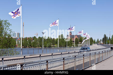 UMEA, SCHWEDEN AM 29. MAI 2013. Blick auf eine Brücke über den Fluss. Fahnen für den Allrounder-Cup. Sommer und Sonnenschein. Redaktionelle Nutzung. Stockfoto