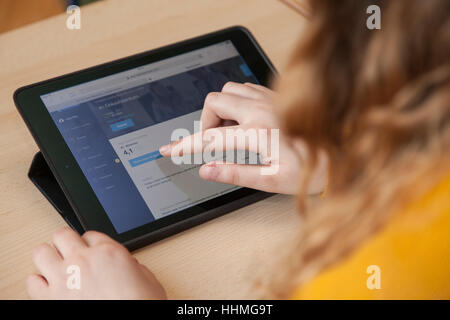 Internet-basierte erlernen von Fremdsprachen über Wlan mit Tabletten ins Gymnasium. Stockfoto