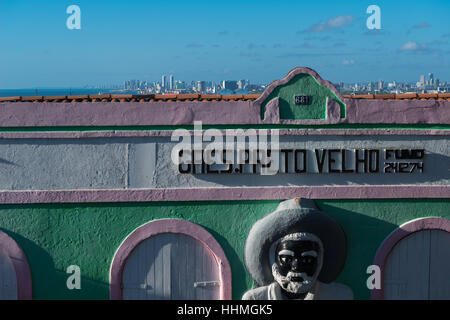 Bunte Hauswand, Olinda, UNESCO-Weltkulturerbe, Recife im Hintergrund, Bundesstaat Pernambuco, Brasilien, Südamerika Stockfoto