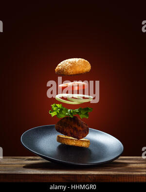 Fliegende Zutaten Burger Stockfoto