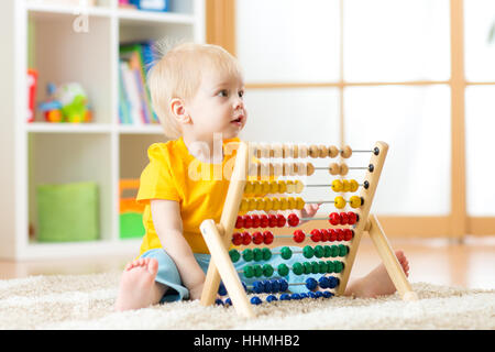 Vorschulkind Baby lernt zählen. Nettes Kind mit Abacus Spielzeug spielen. Kleinen Jungen Spaß drinnen im Kindergarten, Kindergarten, zu Hause oder Kindertagesstätte Centre. Bildungskonzept für Kinder im Vorschulalter. Stockfoto