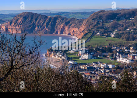 Blick über die Stadt und das Meer in Sidmouth, Devon, aus Salcombe Cliff Hill, dabei die roten Sandsteinfelsen, Jurassic Coast Stockfoto