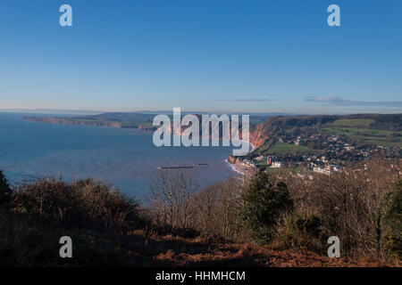 Sidmouth. Blick über die Stadt und das Meer in Sidmouth, Devon, aus Salcombe Cliff Hill, dabei die roten Sandsteinfelsen, Jurassic Coast Stockfoto