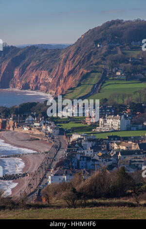 Sidmouth. Blick über die Stadt und das Meer in Sidmouth, Devon, vom Salcombe Cliff Hill, wobei Sie die roten Sandsteinklippen der Juraküste bewundern Stockfoto