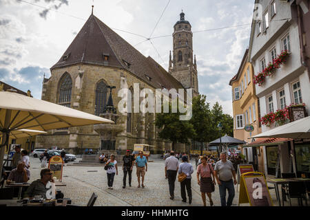 Eine Straßenansicht von Str. Georges Kirche in Nördlingen, Bayern, Deutschland, Europa. Stockfoto