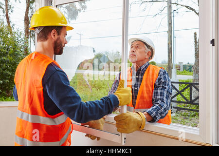 Modernisierung und Montage der neuen Fenster für woodhouse Stockfoto