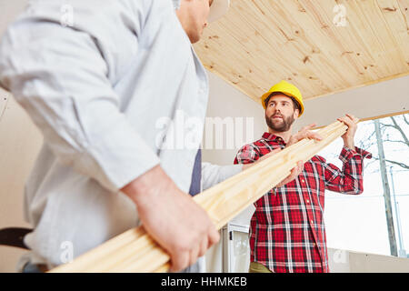 Zwei Handwerker arbeiten an Woodhouse Interieur Stockfoto