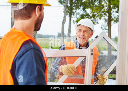 Fenster-Builder-Team arbeitet an Woodhouse installation Stockfoto