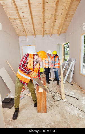 Handwerker arbeiten mit Holz und Buliding neues Haus Stockfoto