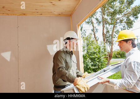 Fenster-Monteure Montage neues Fenster im woodhouse Stockfoto