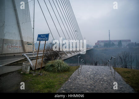 Die Millennium-Brücke über den Fluss Moraca in Podogrica, Montenegro Stockfoto