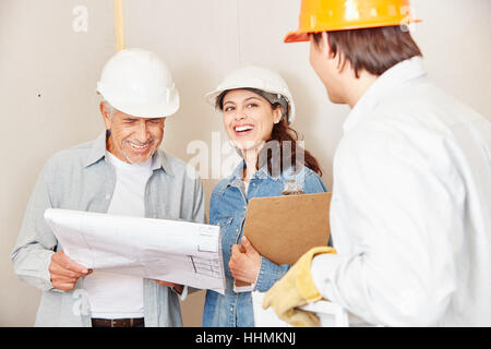 Architekt Team Planung mit Grundriss in Zusammenarbeit für den Erfolg Stockfoto