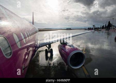 Einsteigen in ein Wizz Air Airbus A320 auf einem Flug von Podgorica an einem verregneten Tag Stockfoto