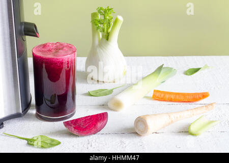 Saftpresse, rote rote Beete Saft, andere Gemüse Diät Entgiftung Gesundheitskonzept Stockfoto