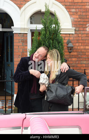 Jason Dors-See und Ruby Lake entschleiern blaue Plakette zu Jasons Mutter und Großmutter Rubys Diana Dors in Swindon Januar 2017 Stockfoto