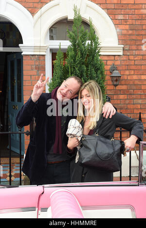 Jason Dors-See und Ruby Lake entschleiern blaue Plakette zu Jasons Mutter und Großmutter Rubys Diana Dors in Swindon Januar 2017 Stockfoto