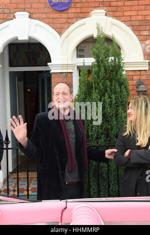 Jason Dors-See und Ruby Lake entschleiern blaue Plakette zu Jasons Mutter und Großmutter Rubys Diana Dors in Swindon Januar 2017 Stockfoto