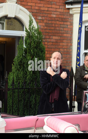 Jason Dors-See und Ruby Lake entschleiern blaue Plakette zu Jasons Mutter und Großmutter Rubys Diana Dors in Swindon Januar 2017 Stockfoto