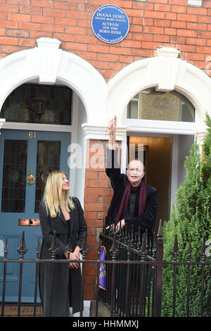 Jason Dors-See und Ruby Lake entschleiern blaue Plakette zu Jasons Mutter und Großmutter Rubys Diana Dors in Swindon Januar 2017 Stockfoto