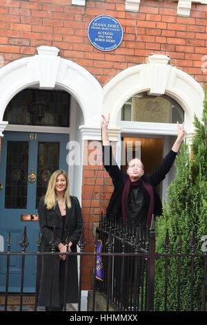 Jason Dors-See und Ruby Lake entschleiern blaue Plakette zu Jasons Mutter und Großmutter Rubys Diana Dors in Swindon Januar 2017 Stockfoto