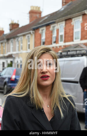 Jason Dors-See und Ruby Lake entschleiern blaue Plakette zu Jasons Mutter und Großmutter Rubys Diana Dors in Swindon Januar 2017 Stockfoto