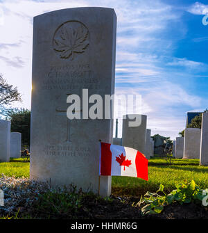 Seaford Friedhof, Seaford, Ostsussex, Vereinigtes Königreich. Die Gräber der tapferen kanadischen und alliierte Soldaten liegen nebeneinander. Stockfoto