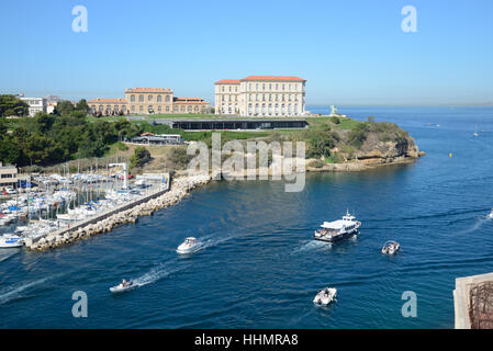 Marseille-Eingang an den Vieux Port mit Pharo Palace und Sportboote betreten oder verlassen die Hafen Marseille Frankreich Stockfoto