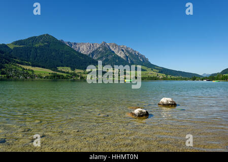 See-Walchsee vor Bergkette Zahmer Kaiser, Kaiserwinkel, Tirol, Österreich Stockfoto