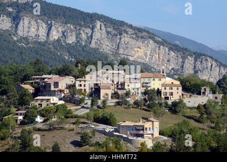 Saint-Julien-du-Verdon-Dorf am Ufer des Castillon Sees in der Nähe von Castellane Alpes-de-Haute-Provence Provence Frankreich Stockfoto