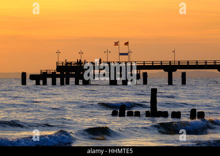 Bansin Pier bei Sonnenaufgang, Usedom, Mecklenburg-Western Pomerania, Deutschland Stockfoto