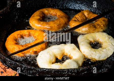 Donuts sind in einer Pfanne mit heißem Öl, Bandipur, Tanahun Bezirk, Nepal gebraten. Stockfoto