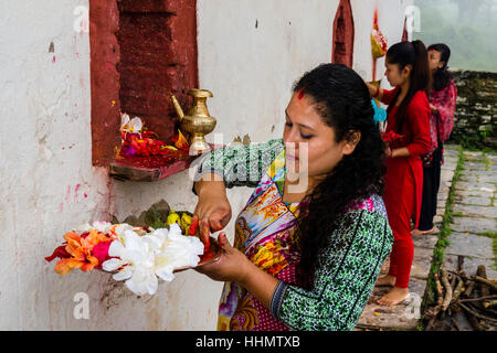 Frau bietet Prasad, die Statuen der Götter auf hinduistischen Festival Darsain, Tempel Dorf Devi Mandir Stockfoto