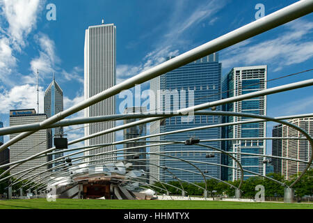 Millennium Park Amphitheater und Bandshell (Jay Pritzker Pavilion; Frank Gehry, Architekt) und Skyline, Chicago, Illinois USA Stockfoto
