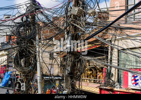 Chaotischen Strom versorgen, Hunderte von Drähten um Pole, Kathmandu, Bezirk von Kathmandu, Nepal Stockfoto