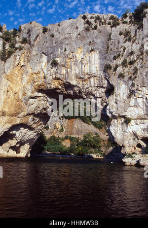 Natürliche Brücke Le Pont d' Arc in Vallon Pont D' Arc, Gorges de Ardeche, Languedoc-Roussillon, Frankreich Stockfoto