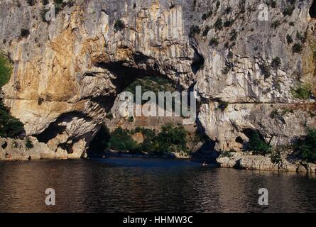 Natürliche Brücke Le Pont d' Arc in Vallon Pont D' Arc, Gorges de Ardeche, Languedoc-Roussillon, Frankreich Stockfoto