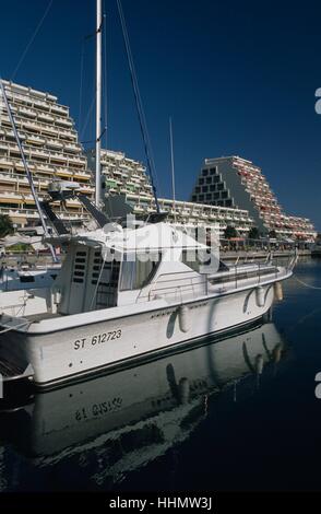 Ein Hotel und eine Marina in La Grande Motte, Camargue, Frankreich Stockfoto