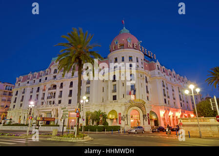 Hotel Le Negresco mit Palm Tree, Promenade des Anglais, blaue Stunde, Nizza, Provence-Alpes-Côte d ' Azur, Frankreich Stockfoto