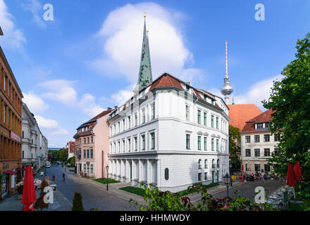 Berlin: Bezirk mit Kirche Nikolaikirche und Fernsehturm, Nikolaiviertel, Berlin, Deutschland Stockfoto