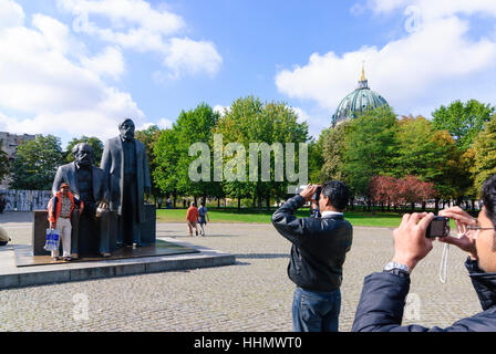 Berlin: Marx-Engels-Denkmal, Touristen, Berlin, Deutschland Stockfoto