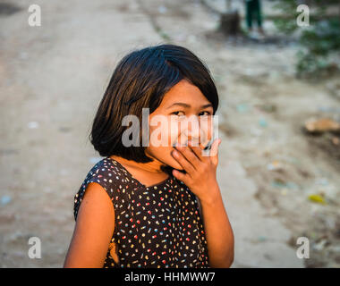 Kleine einheimische Mädchen lächelt verschmitzt, Porträt, Yangon, Myanmar Stockfoto