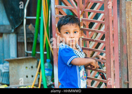 Kleinen einheimischen jungen, Yangon, Myanmar Stockfoto