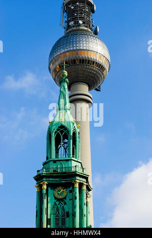 Berlin: Kirche Marienkirche und Fernsehturm, Berlin, Deutschland Stockfoto