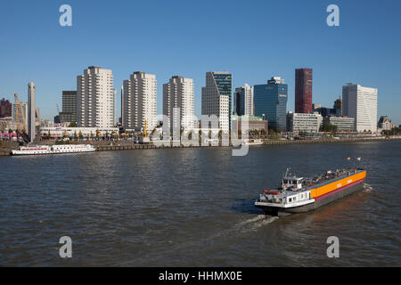Skyline mit Wolkenkratzern auf Boompjeskai, Frachtschiff am Fluss Nieuwe Maas, Rotterdam, Holland, Niederlande Stockfoto