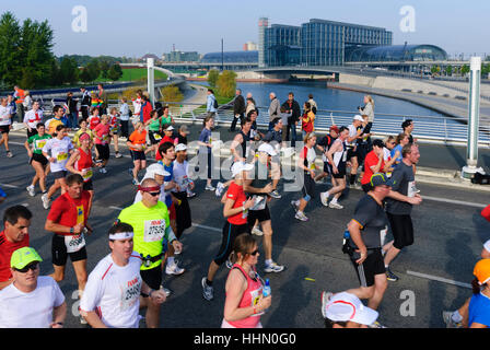 Berlin: Läufer beim Berlin-Marathon, Hauptbahnhof, Berlin, Deutschland Stockfoto