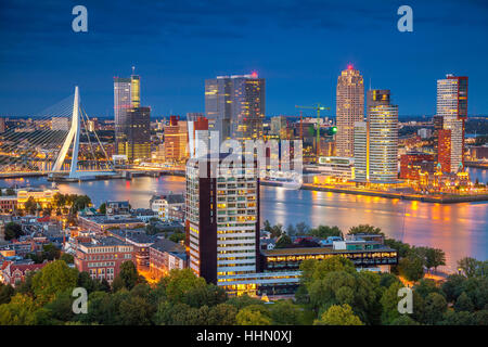 Rotterdam. Stadtbild Bild von Rotterdam, Niederlande während der blauen Dämmerstunde. Stockfoto