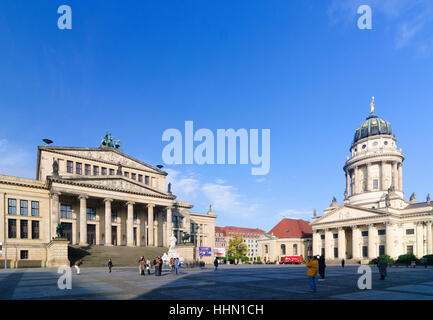 Berlin: Gendarmenmarkt Gendarmen Markt mit Theater (Konzerthaus Berlin) und französischen Dom, Berlin, Deutschland Stockfoto