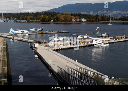 Harbour Air Wasserflugzeuge festgemacht an der Vancouver Harbour Flight Center, British Columbia, Canada. Stockfoto