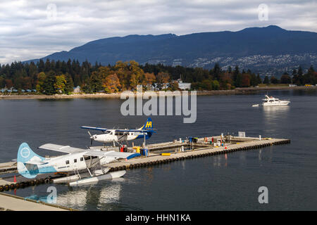 Harbour Air Wasserflugzeuge festgemacht an der Vancouver Harbour Flight Center, British Columbia, Canada. Stockfoto