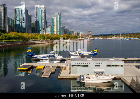 Harbour Air Wasserflugzeuge festgemacht an der Vancouver Harbour Flight Center, British Columbia, Canada. Stockfoto